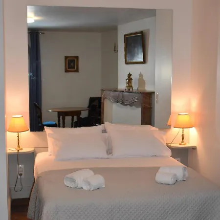 Les Distinguees - L Ayral Holiday home *