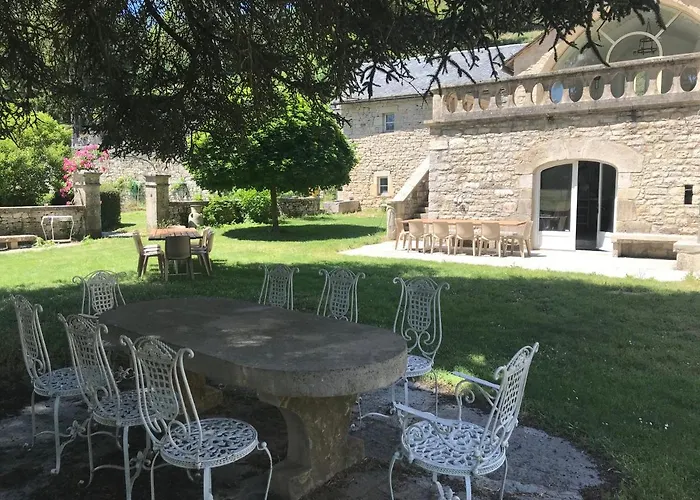 Les Distinguees - L Ayral Nyaraló *